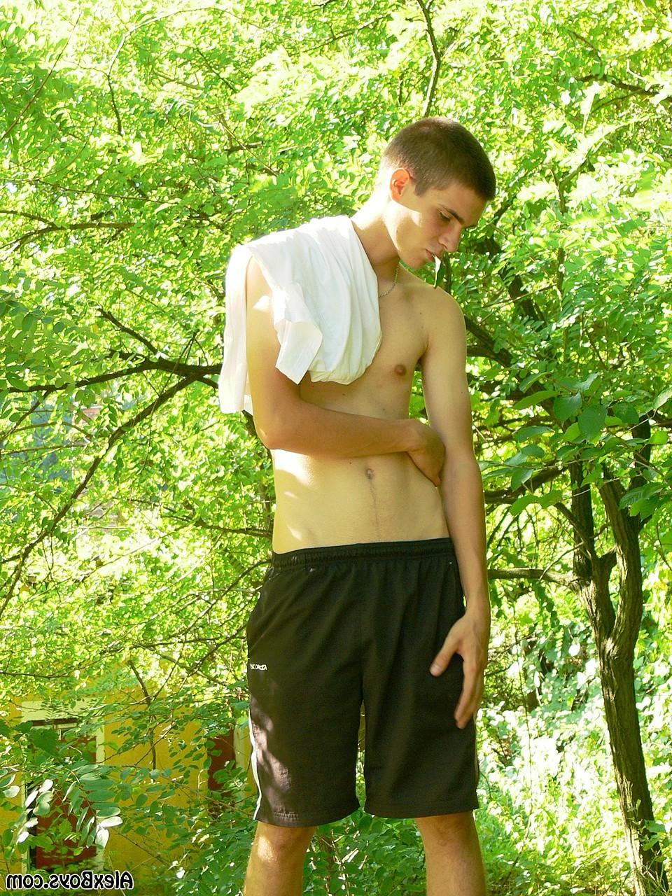 12P Sexy twink skater boy outdoor wanking