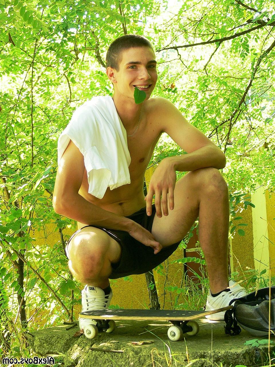 12P Sexy twink skater boy outdoor wanking
