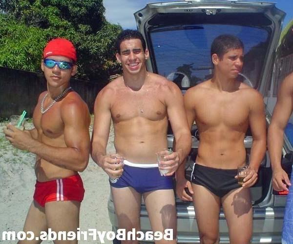 10P Masculine Guys showing their body in these amateur pictures