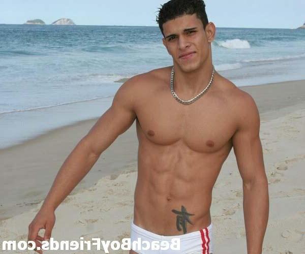 10P Masculine Guys showing their body in these amateur pictures