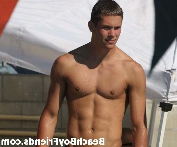 10P Masculine Guys showing their body in these amateur pictures