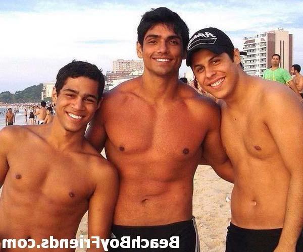 10P Masculine Guys showing their body in these amateur pictures