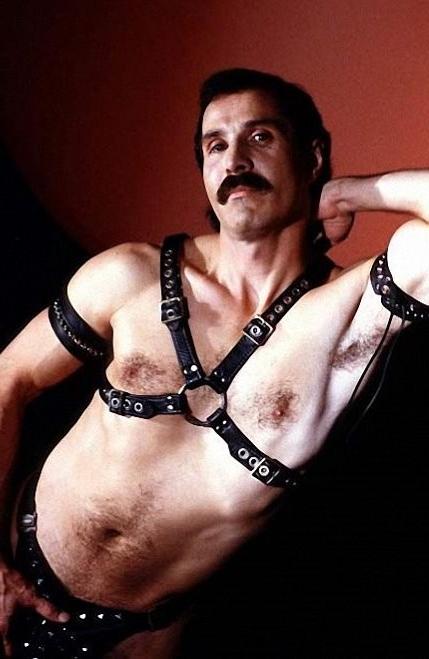 20P Leather dad seducing a latino dude and sucking his nice cock