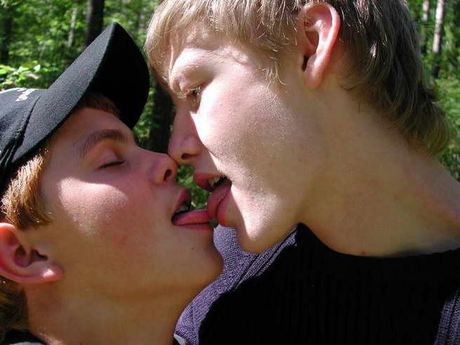 11P Hot twink flesh penetrated in the green woods!