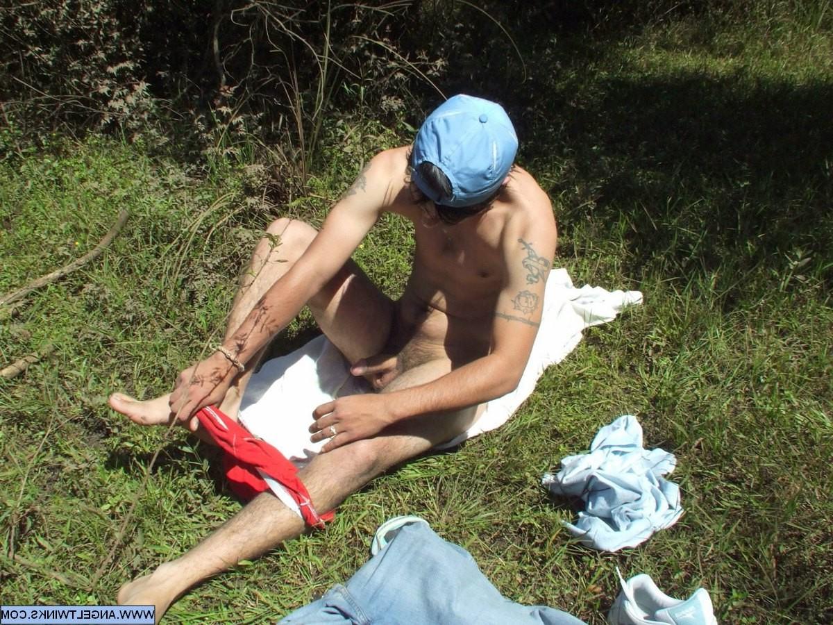 20P From kissing to cumshots, AngelTwinks delivers the latest pics