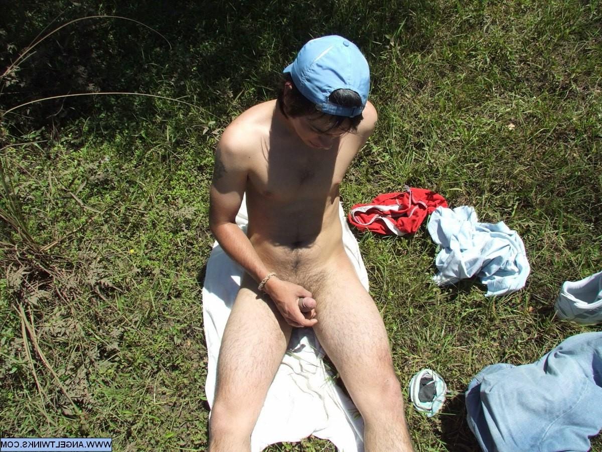 20P From kissing to cumshots, AngelTwinks delivers the latest pics