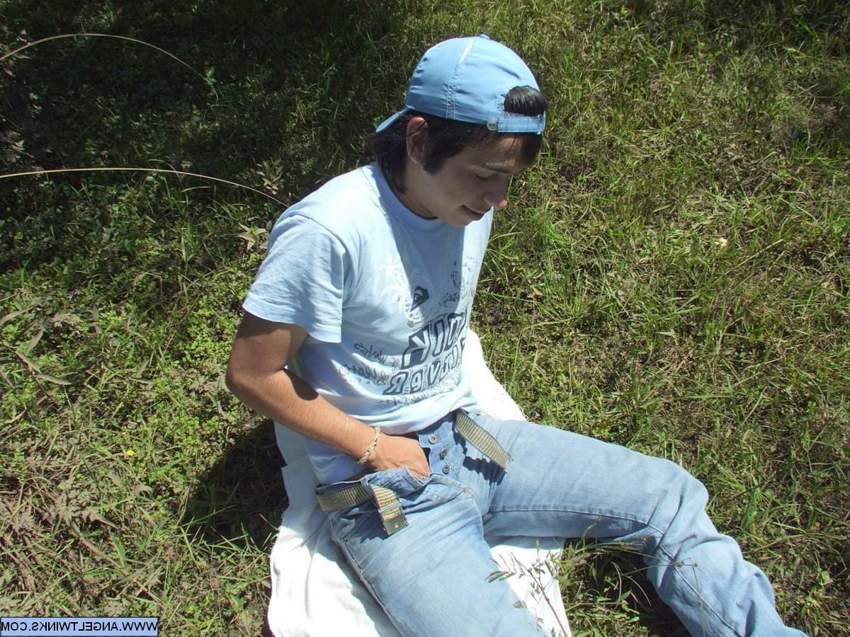 20P From kissing to cumshots, AngelTwinks delivers the latest pics