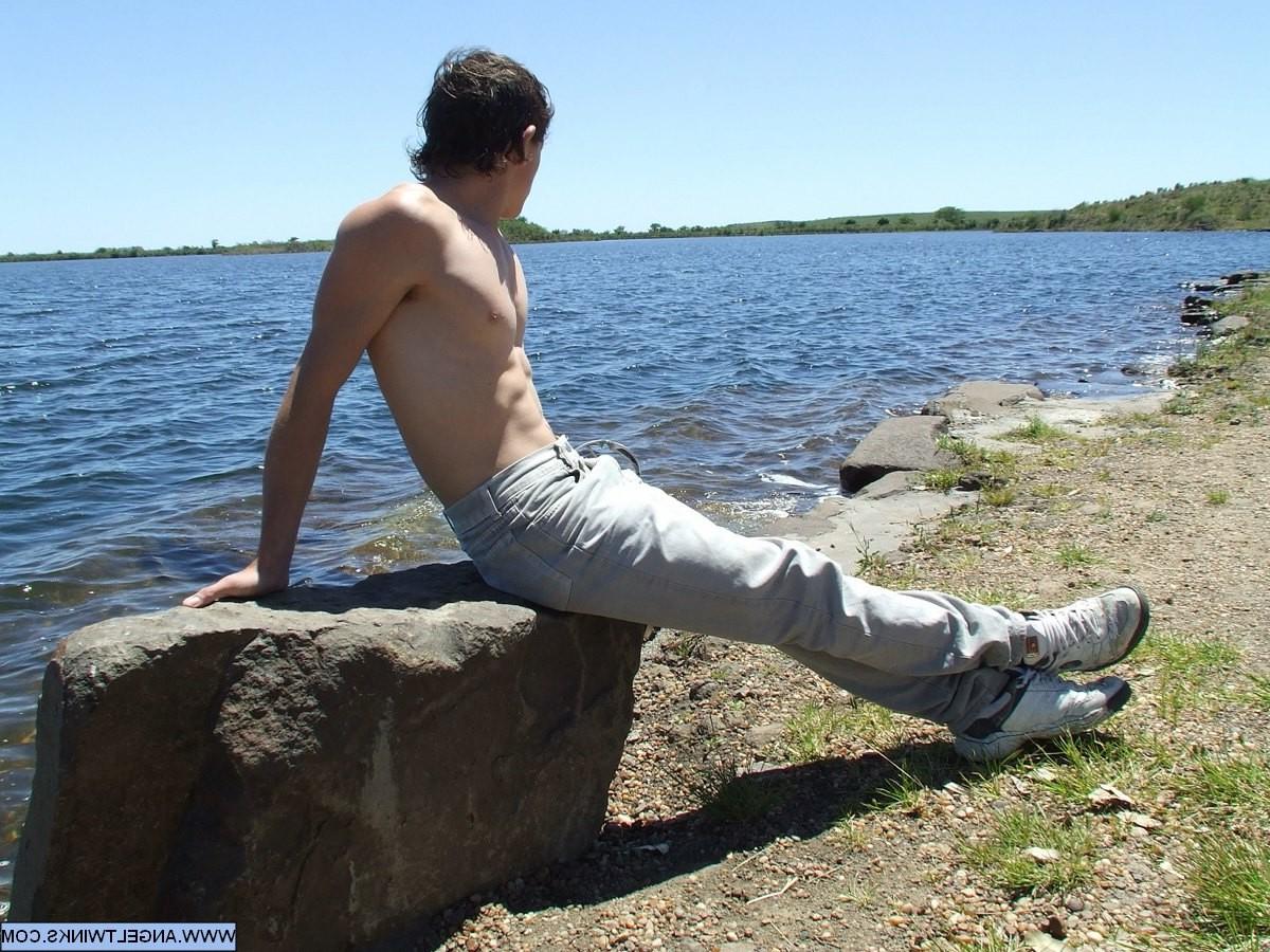 20P Watch the filthy lads do the forbidden thing: explore each other