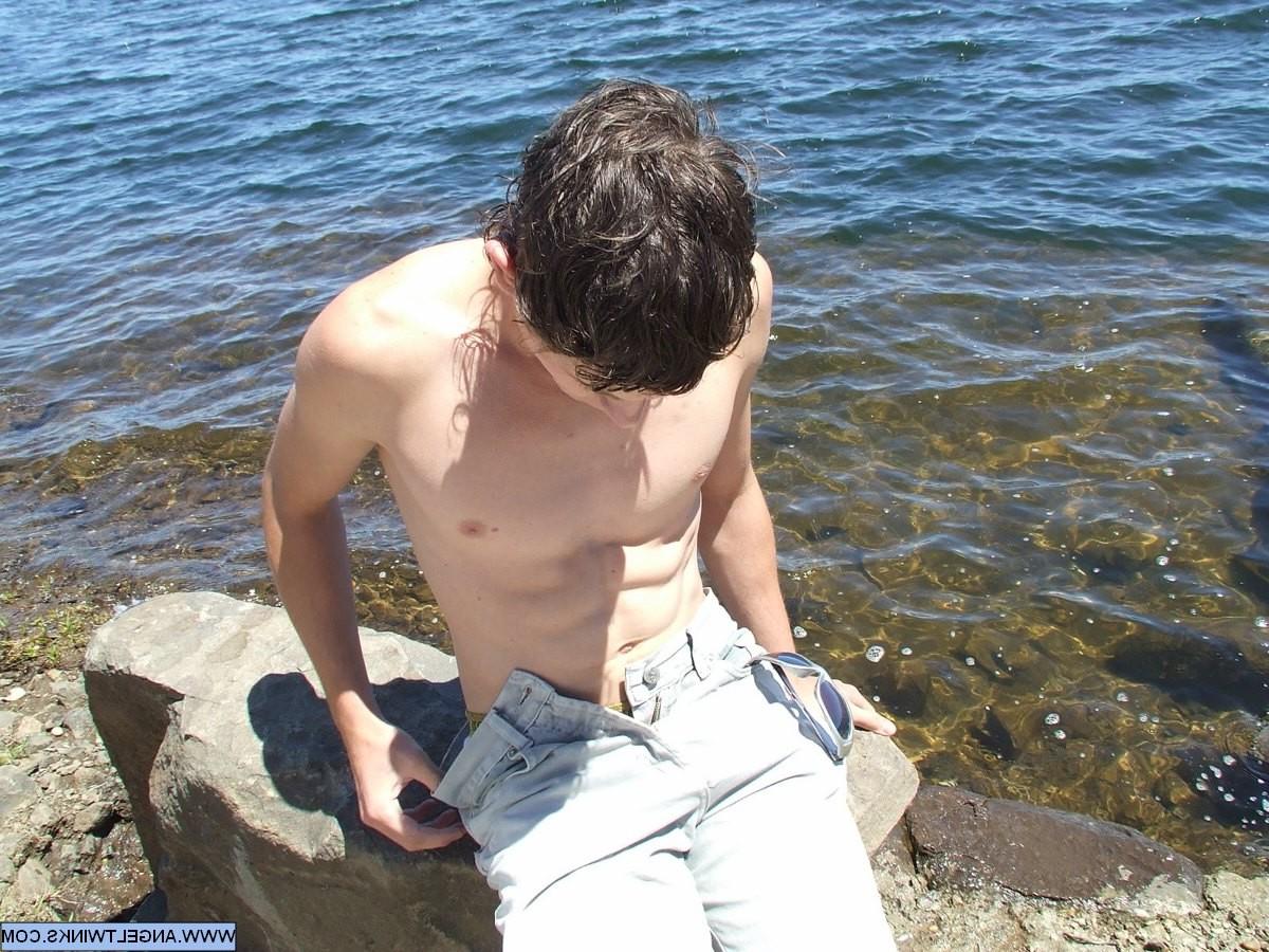 20P Watch the filthy lads do the forbidden thing: explore each other