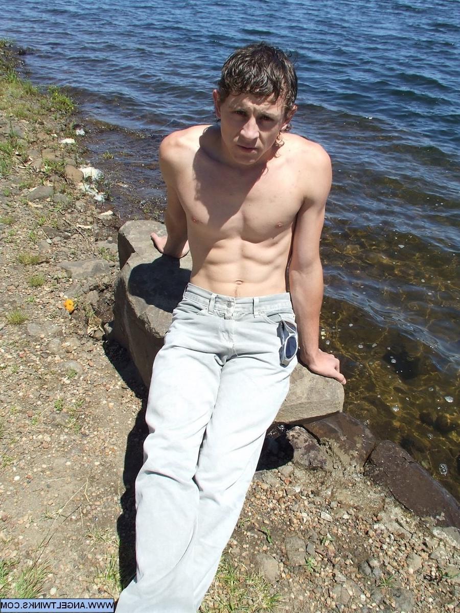20P Watch the filthy lads do the forbidden thing: explore each other