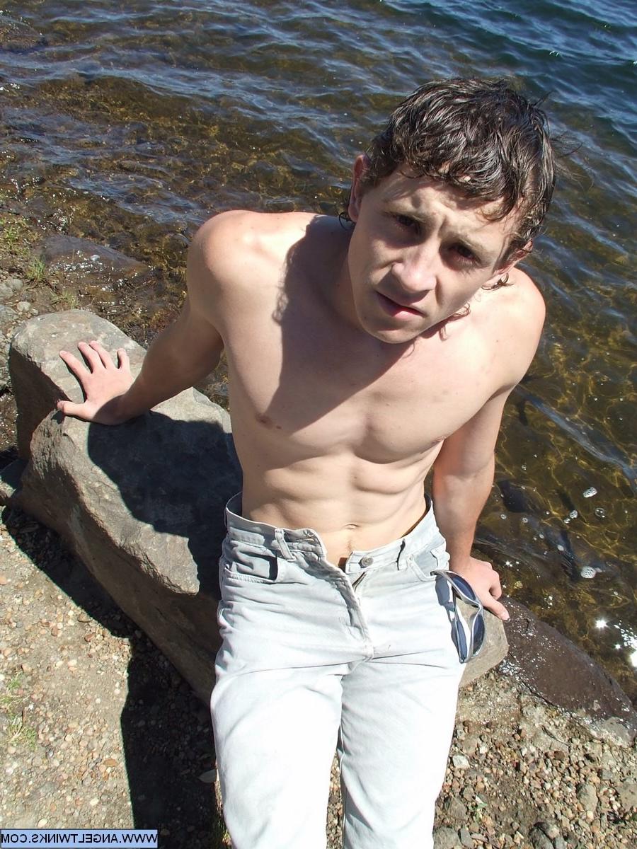 20P Watch the filthy lads do the forbidden thing: explore each other