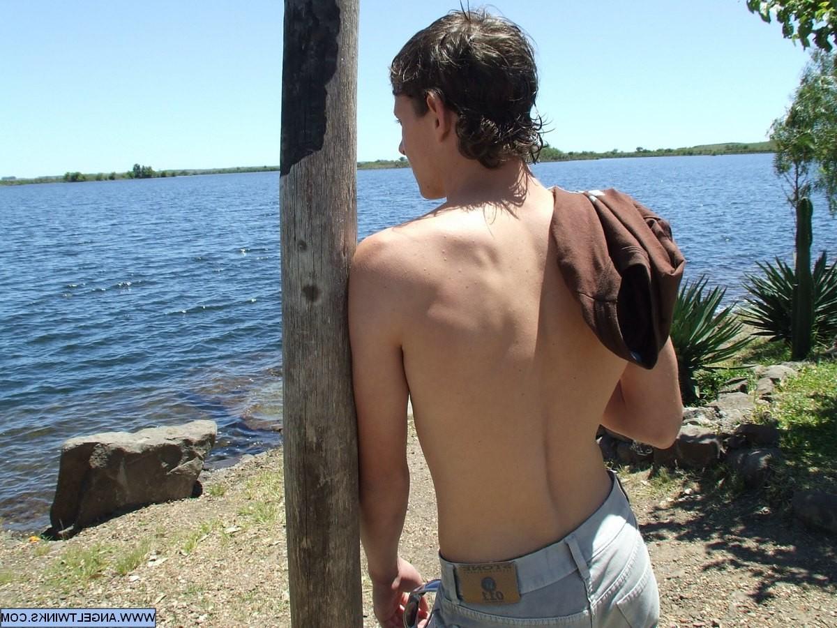 20P Watch the filthy lads do the forbidden thing: explore each other