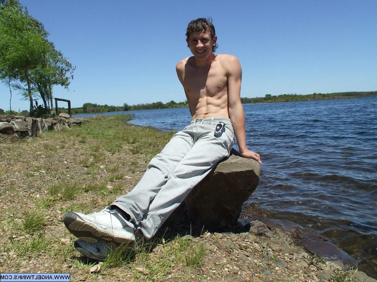20P Watch the filthy lads do the forbidden thing: explore each other