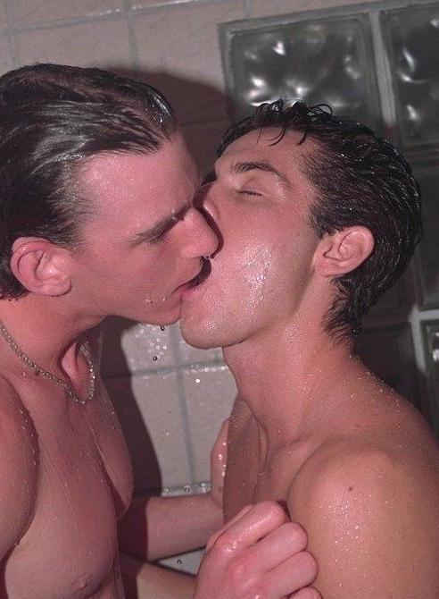 20P Two cute twinks revel in mutual blowing and fucking in a shower