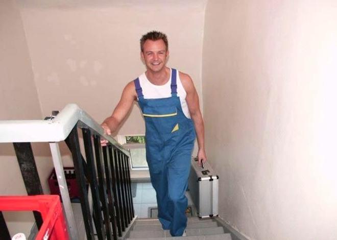 20P A plumbing specialist and tenant sucking pleasure in a kitchen