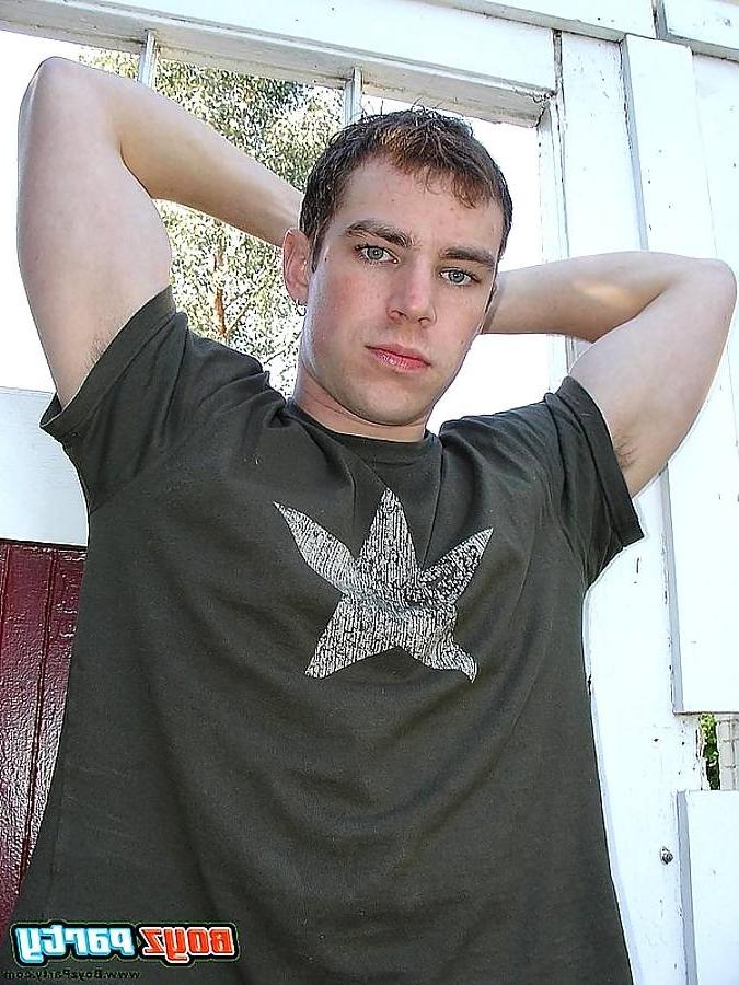 17P twink strips naked outdoors exposing his muscular body