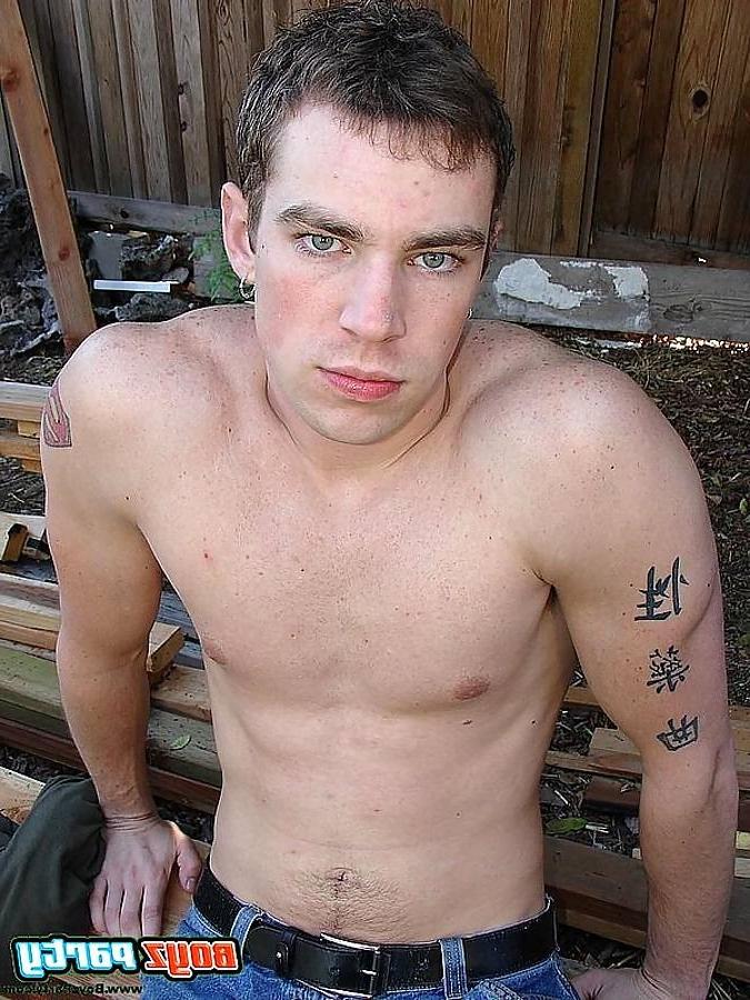 17P twink strips naked outdoors exposing his muscular body
