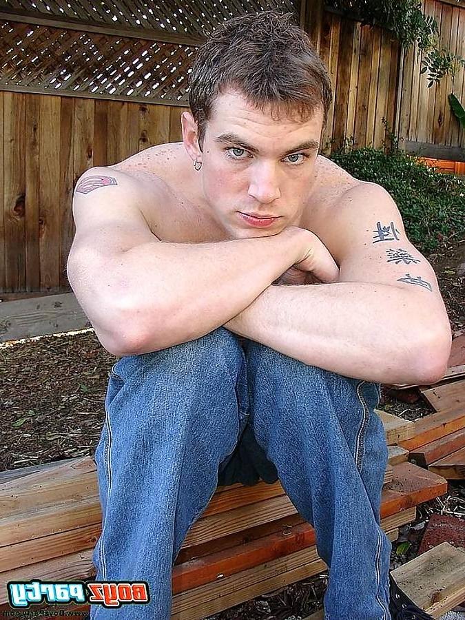 17P twink strips naked outdoors exposing his muscular body