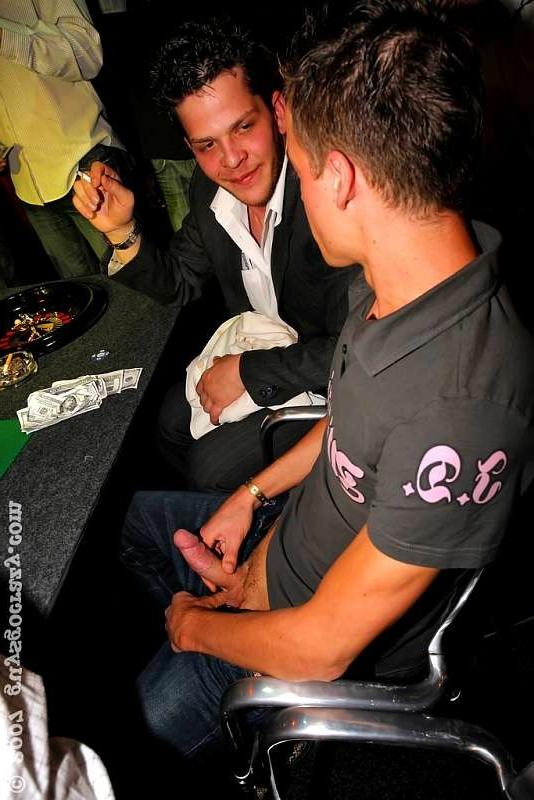 20P Hunks show young twinks they are fellatio experts