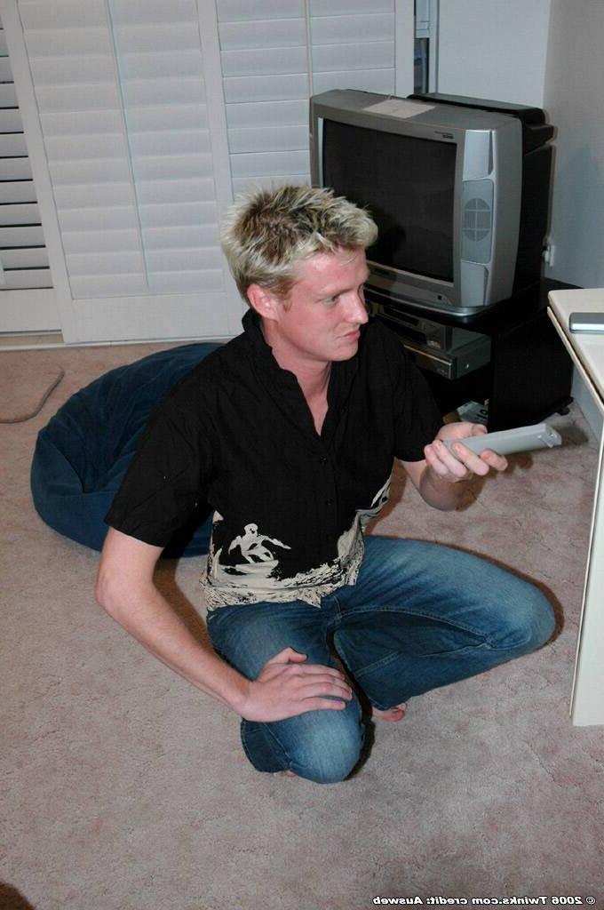 16P Hot blonde twink jackin his meat!