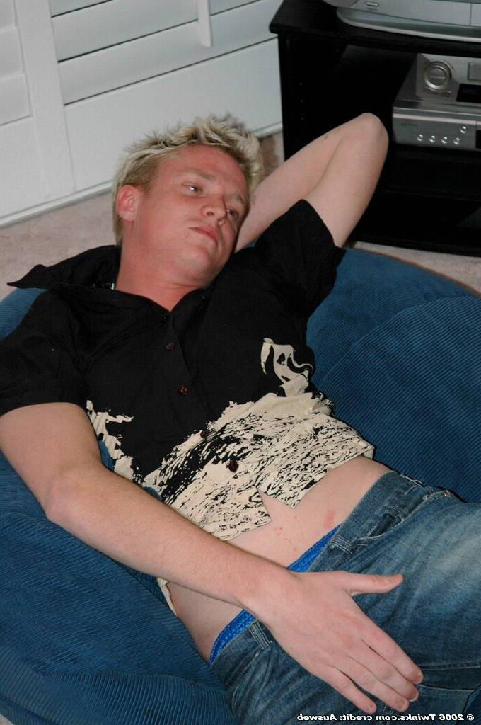 16P Hot blonde twink jackin his meat!