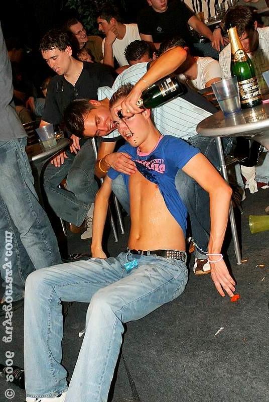 20P Drunk guys love to give and get blowjobs at a creamy party