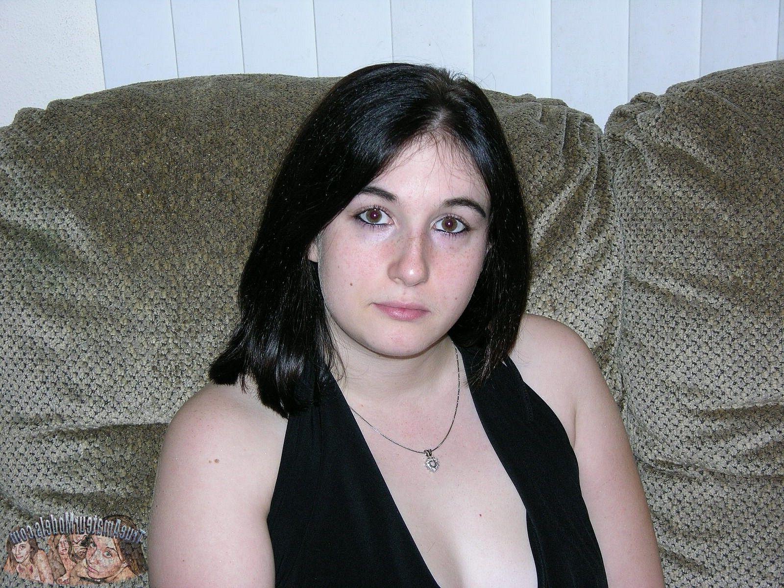 17P Unemployed teenager bitch spreading nude and giving a hot handjo