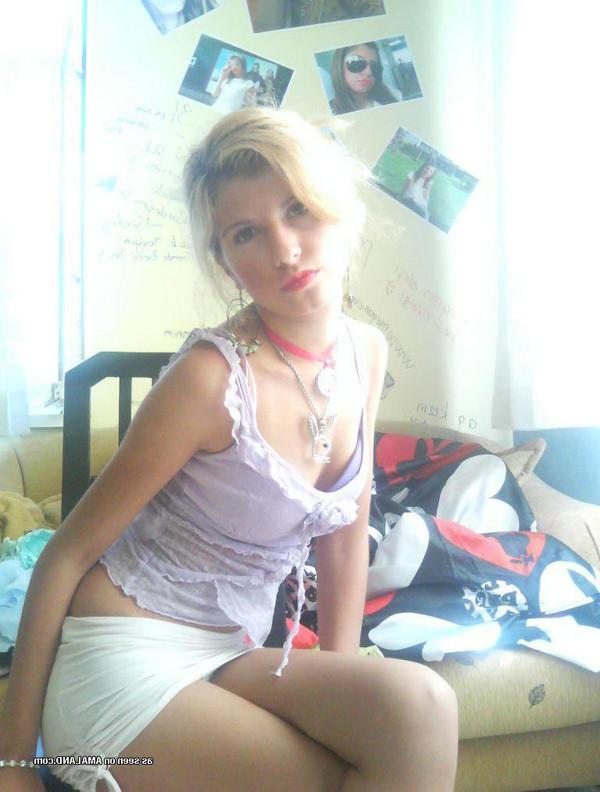 15P Seductive teen selfpics