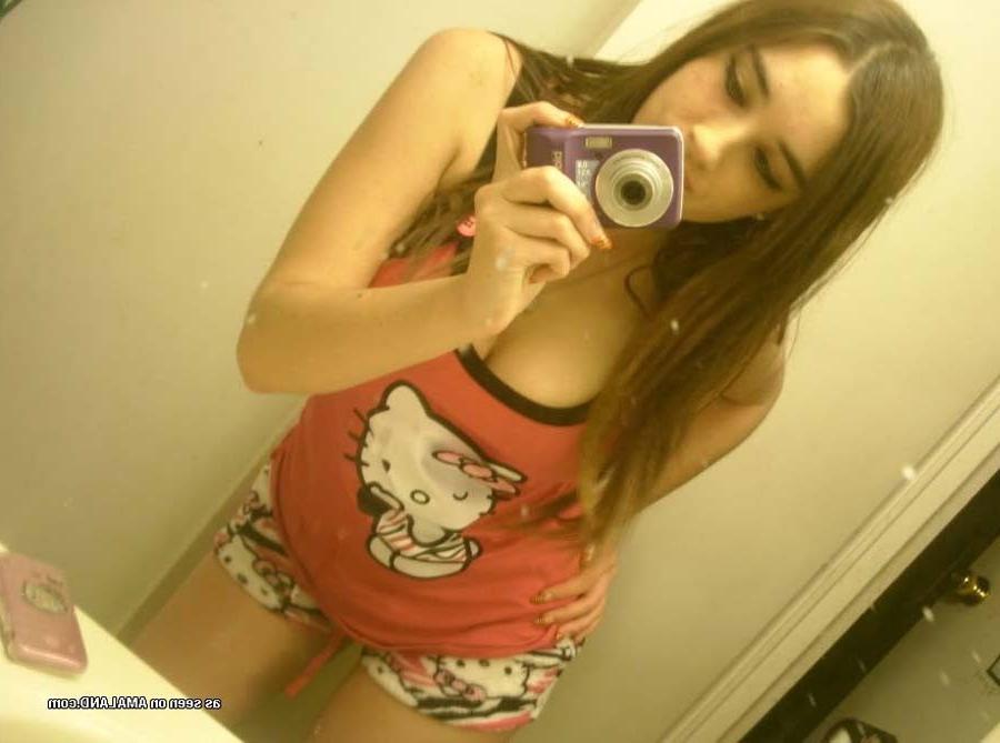 15P Seductive teen selfpics