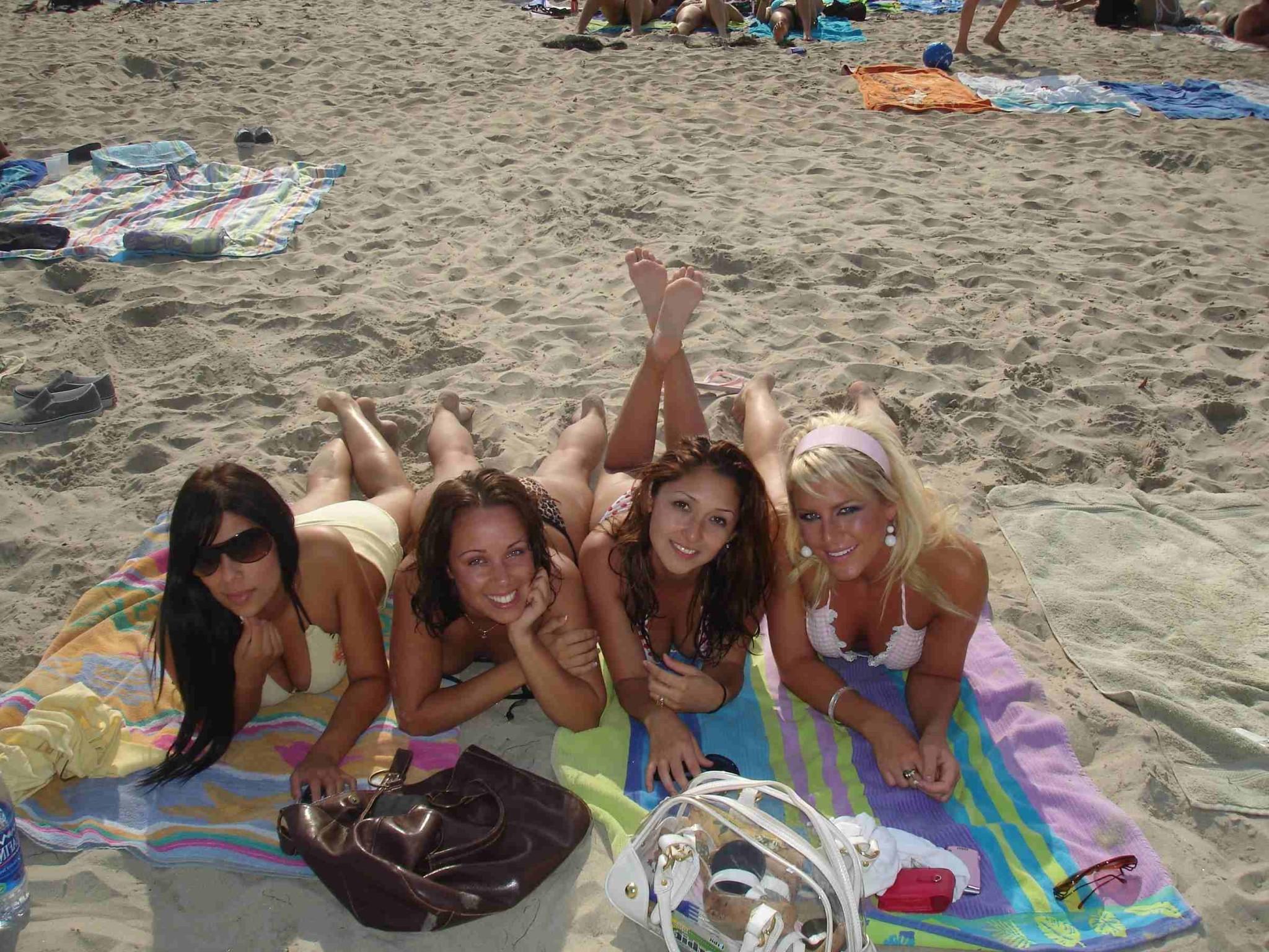 16P Various photos of naughty girl on girl action