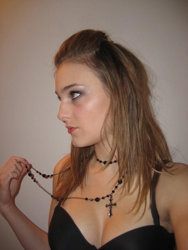15P Gorgeous amateur girls posing on camera naked