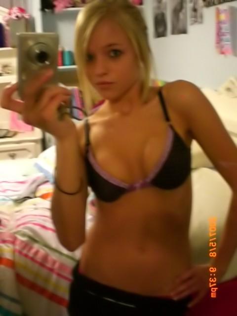16P Naughty college babes posing nude
