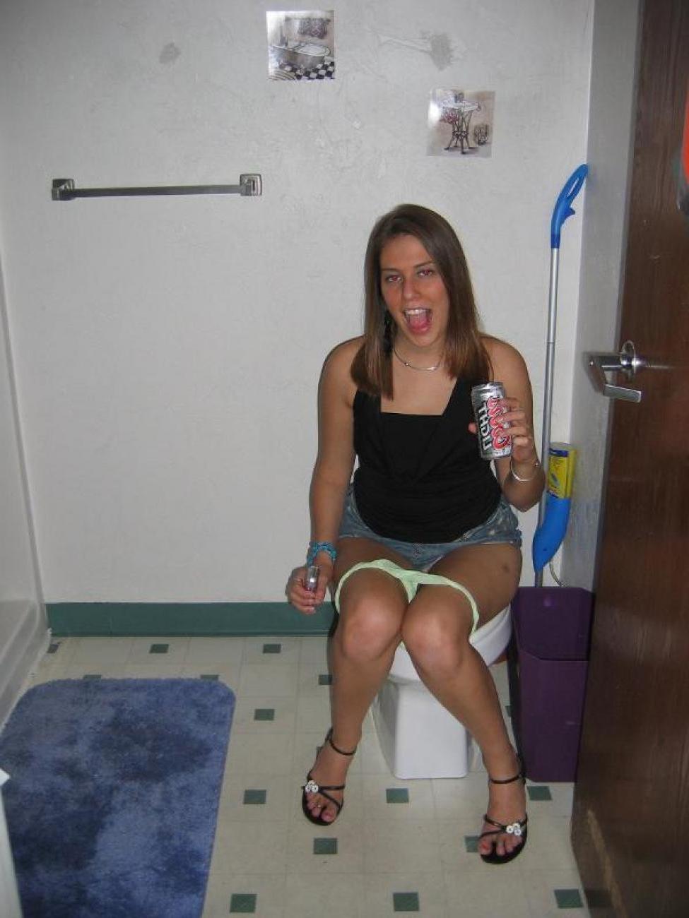 15P Naughty and trashy teens photographed pissing