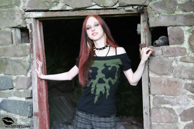 15P Redhead goth chick liz vicious flashing her tits