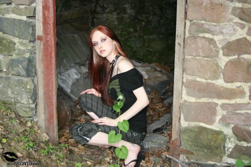 15P Redhead goth chick liz vicious flashing her tits