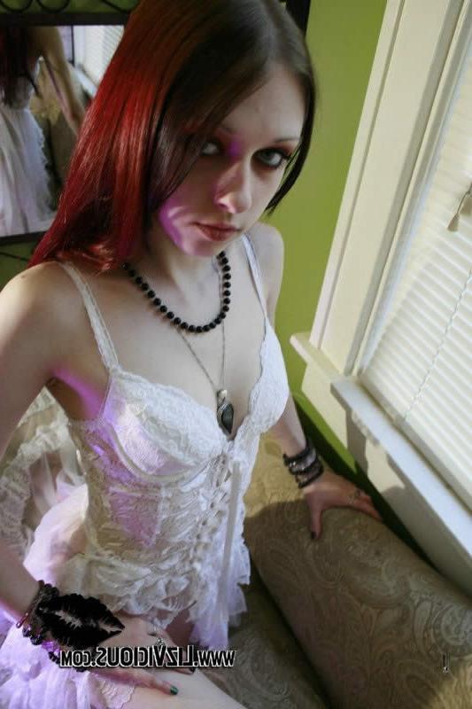 16P Redhead goth chick liz vicious in white lace stripping