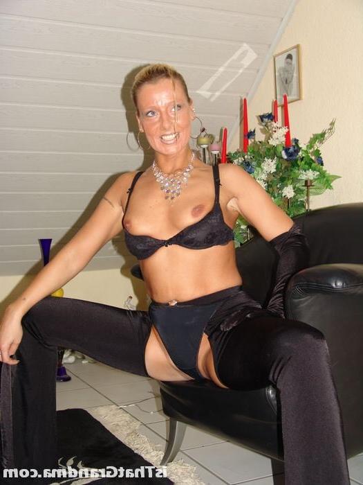 15P Super sexy grandma teasing us with her curvy ass