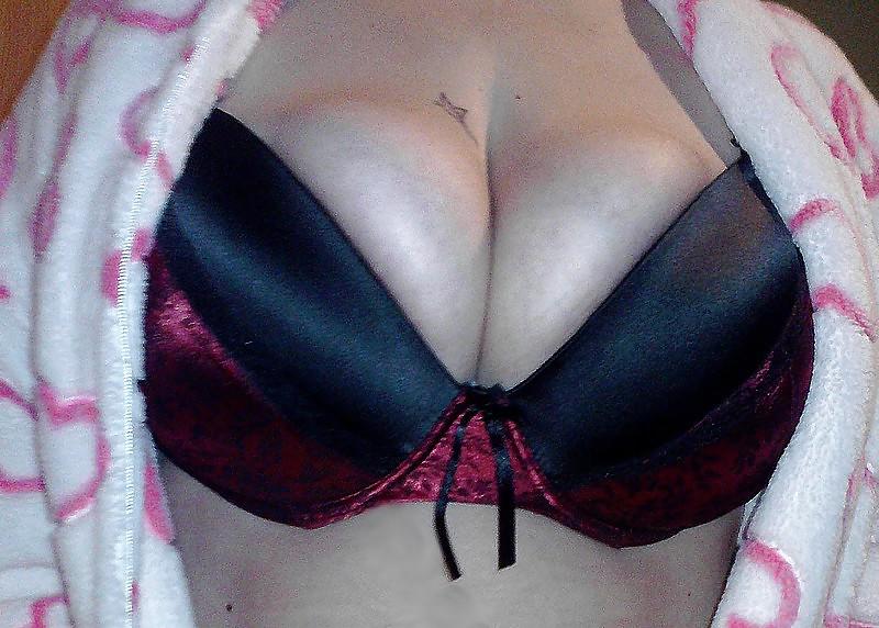 19P Boobs cleavage