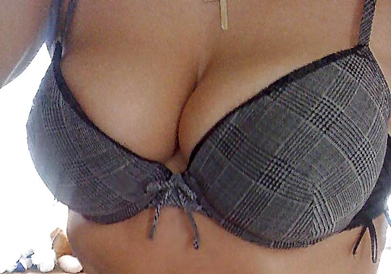 19P Boobs cleavage