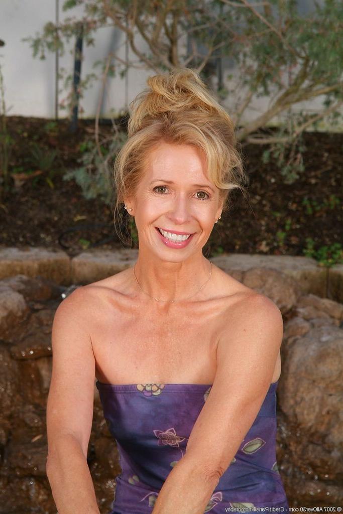 14P Gorgeous mature blonde milf shows her great pussy