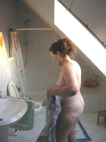 20P Pussy spreading granny in shower