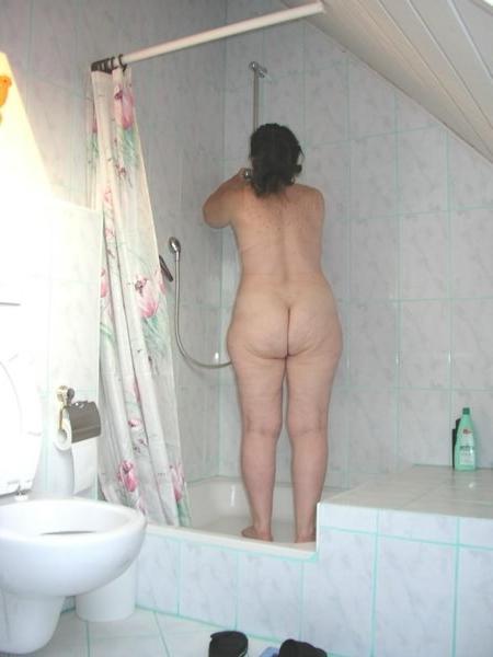 20P Pussy spreading granny in shower