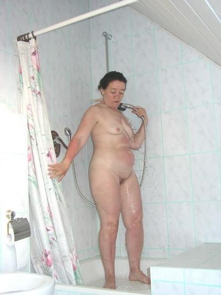 20P Pussy spreading granny in shower