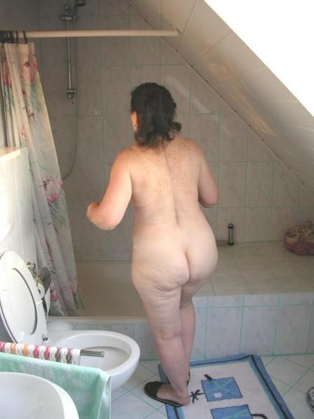 20P Naked granny taking a shower