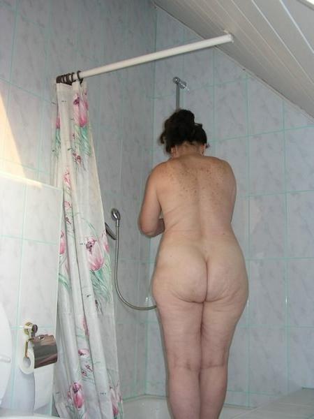 20P Naked granny taking a shower