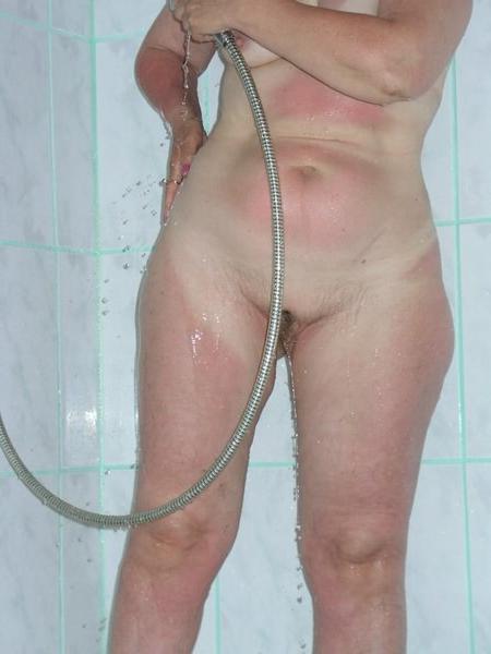 20P Naked granny taking a shower