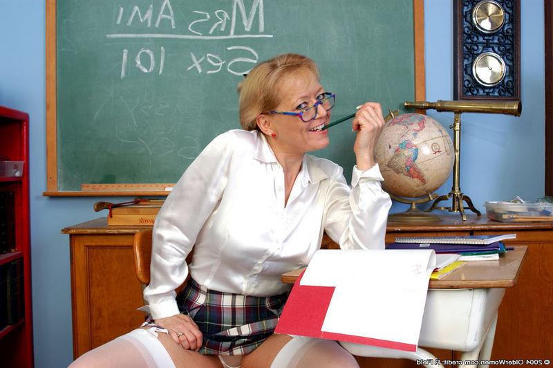 16P Mature teacher flashing her pussy in the classroom