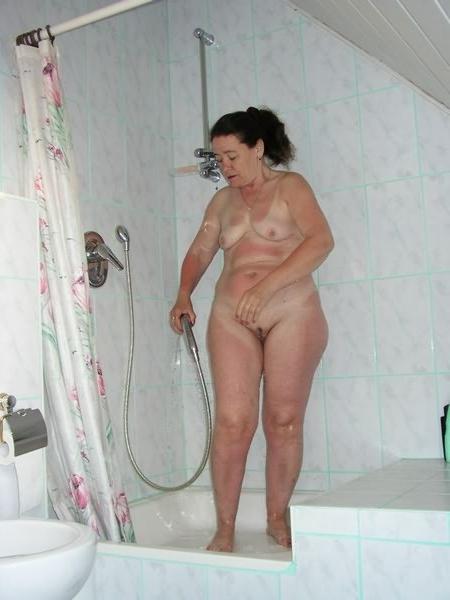 20P Naked granny in the shower