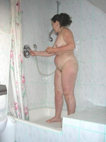 20P Horny Granny in the shower