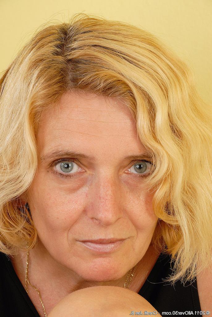 15P All natural blonde Hillary spreading her 51 year old pussy